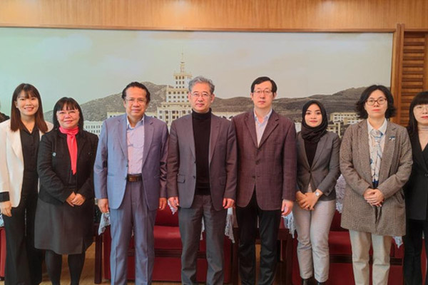马来西亚国民大学一行来访校区