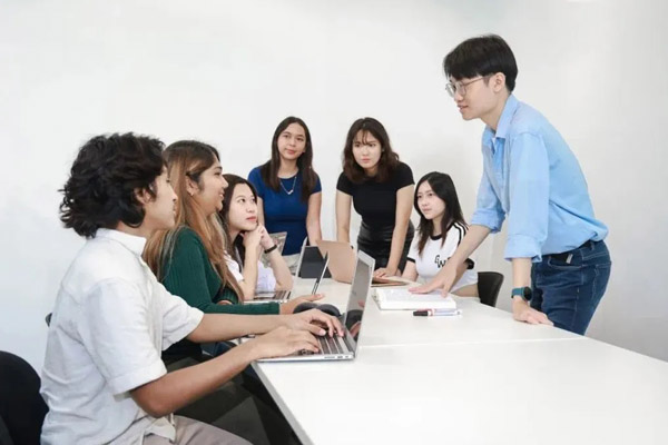 普通家庭留学目的地选择：如何兼顾成本与留下几